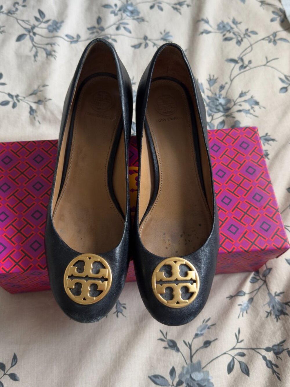 Tory Burch Black Leather Chelsea Block Heels Pumps - Picture 3 of 6